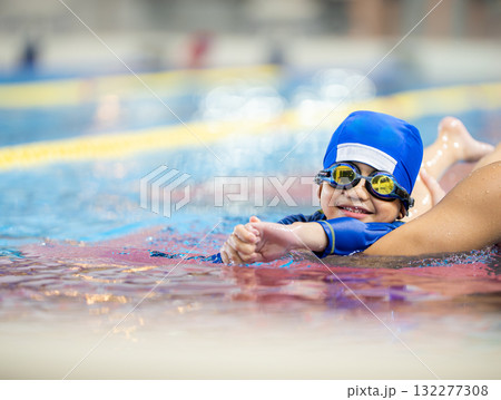 スイミング教室に通う5歳の男の子 スイミング教室に通う5歳の男の子 132277308