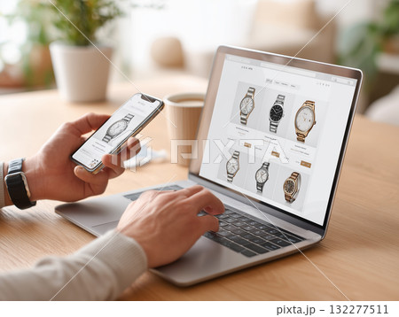 腕時計ショッピングサイトを閲覧する手元 UIデザイン素材（プレゼン デザイン 広告） 132277511