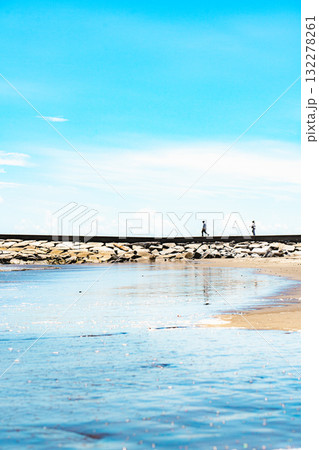 九十九里浜の夏空と防波堤を歩く人々 132278261