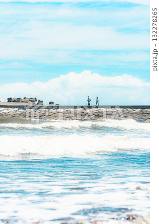 九十九里浜の夏空と防波堤を歩く人々 132278265
