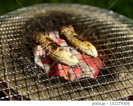 七輪で焼く松茸 132279308