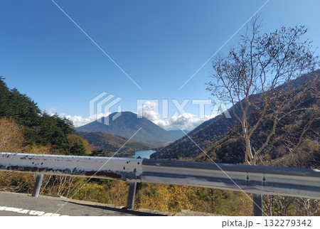 金精道路から見る男体山と湯ノ湖 金精道路から見る男体山と湯ノ湖 132279342