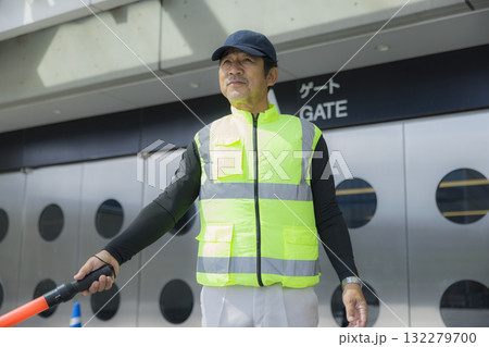 イベントスペースで誘導をする警備員 イベントスペースで誘導をする警備員 132279700