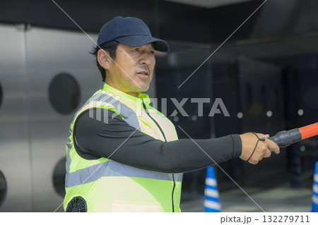 イベントスペースで誘導をする警備員 132279711