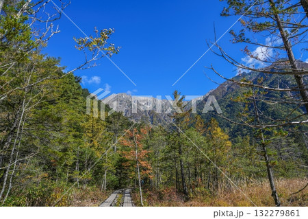 上高地 岳沢湿原に向かう木道から見た晩秋の穂高連峰の情景 上高地 岳沢湿原に向かう木道から見た晩秋の穂高連峰の情景 132279861