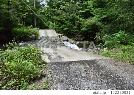 渓流の林道によくあるタイプの小さな洗い越し 渓流の林道によくあるタイプの小さな洗い越し 132280021