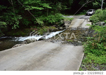 渓流の林道によくあるタイプの小さな洗い越し 渓流の林道によくあるタイプの小さな洗い越し 132280022