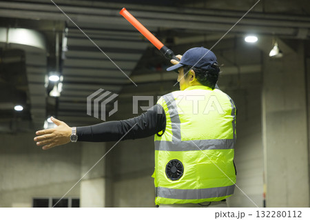 地下駐車場で誘導する男性 地下駐車場で誘導する男性 132280112