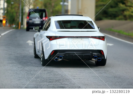 白い高級セダン　イメージ 132280119