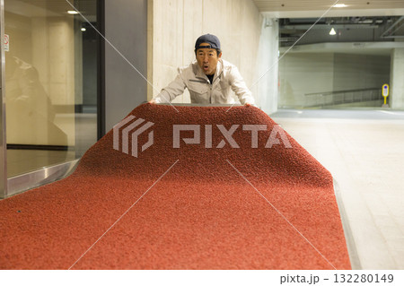 オフィスのエントランスでマットを交換する業者の男性 132280149