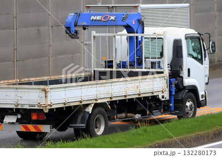 走行中のユニック車(トラッククレーン) 走行中のユニック車(トラッククレーン) 132280173