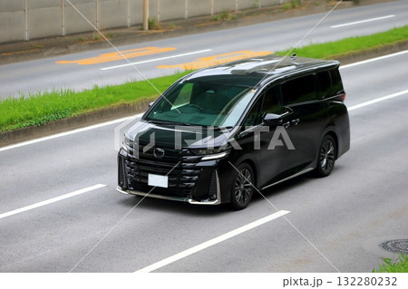 走行中のミニバン 走行中のミニバン 132280232