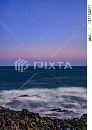 宇宙の旅人ZTF彗星、暁の海を見下ろして 132280266