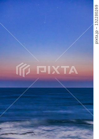 夜明け前のグラデーションと彗星の尾 132280269