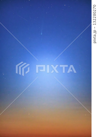 蒼と紅に染まる空に彗星が描く光の軌跡 132280270