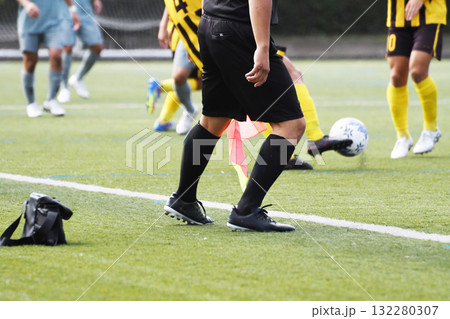 最終ラインをキープするラインズマン 132280307