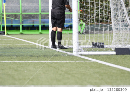 ゴールネットを確認する副審 132280309
