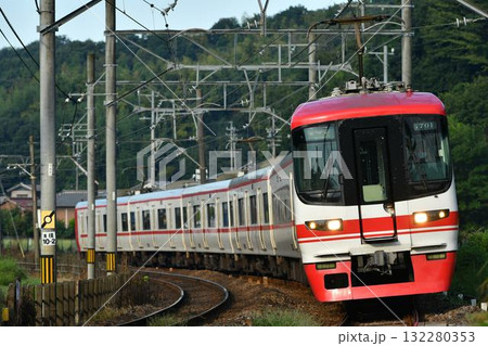 善師野駅を通過する 名鉄1700系特急列車1701編成 132280353