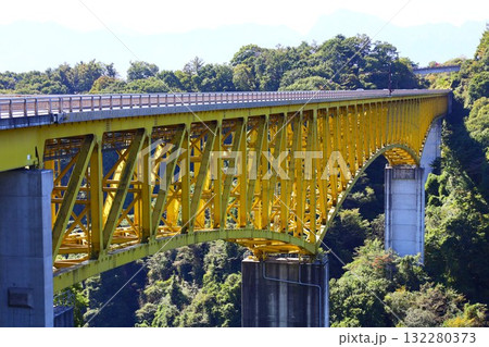 八ヶ岳高原大橋と南アルプス 132280373