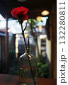アンティークなガラスの花瓶と赤いカーネーション 132280811