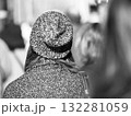 おしゃれなニット帽をかぶった人物の後ろ姿 132281059