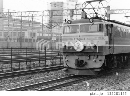 【1975年12月撮影】寝台特急「みずほ」、EF65電気機関車が田町を駆ける 【1975年12月撮影】寝台特急「みずほ」、EF65電気機関車が田町を駆ける 132281135
