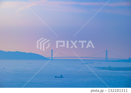 霞む明石海峡大橋の夕景 132281311