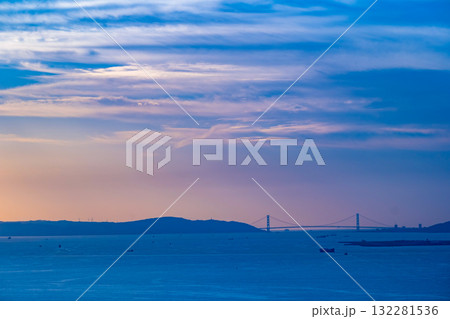 明石海峡大橋の夕景 132281536
