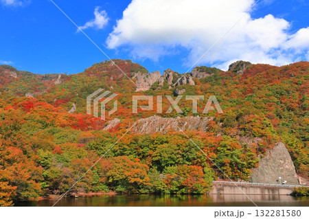 【香川県】晴天の寒霞渓の紅葉 【香川県】晴天の寒霞渓の紅葉 132281580