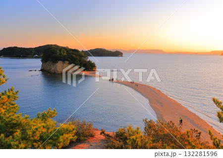 【香川県】黄昏のエンジェルロード(小豆島) 【香川県】黄昏のエンジェルロード(小豆島) 132281596