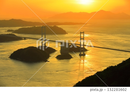 【愛媛県】来島海峡大橋と夕焼け 132281602