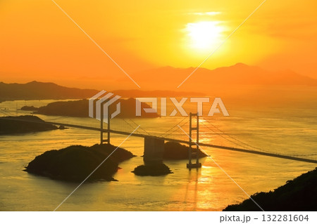 【愛媛県】来島海峡大橋と夕焼け 132281604