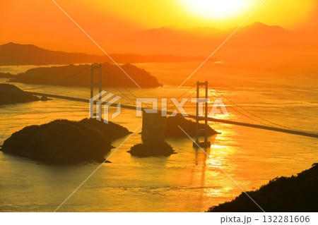 【愛媛県】来島海峡大橋と夕焼け 【愛媛県】来島海峡大橋と夕焼け 132281606