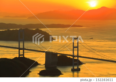 【愛媛県】来島海峡大橋と夕焼け 【愛媛県】来島海峡大橋と夕焼け 132281611