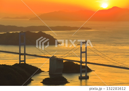 【愛媛県】来島海峡大橋と夕焼け 132281612