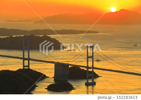 【愛媛県】来島海峡大橋と夕焼け 【愛媛県】来島海峡大橋と夕焼け 132281613