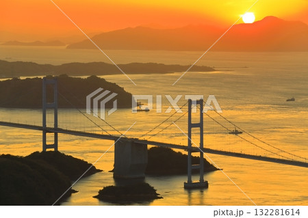 【愛媛県】来島海峡大橋と夕焼け 【愛媛県】来島海峡大橋と夕焼け 132281614