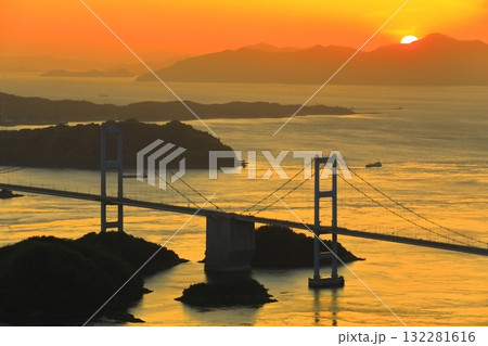 【愛媛県】来島海峡大橋と夕焼け 132281616