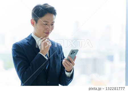 スマートフォンを使うビジネスマン スマートフォンを使うビジネスマン 132281777