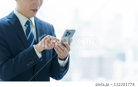 スマートフォンを使うビジネスマン 132281778