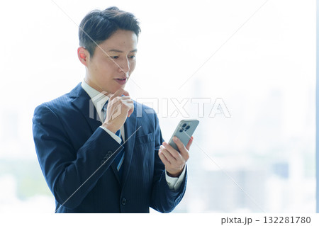 スマートフォンを使うビジネスマン 132281780