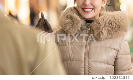 待ち合わせをする男女 132281835