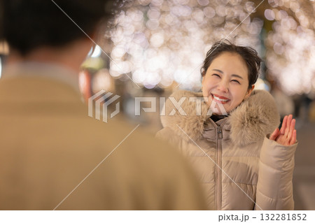 待合せをする男女 132281852