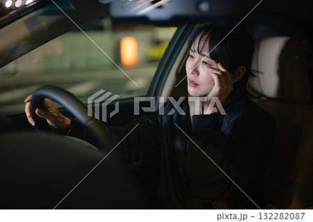 車を運転する女性 車を運転する女性 132282087