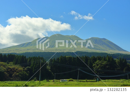 JR九州 豊肥本線から眺める阿蘇山の車窓（熊本県阿蘇市） 132282135