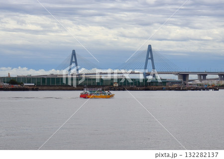名古屋港潮凪ふ頭から眺める水上バスと名港トリトン（名港東大橋） 132282137