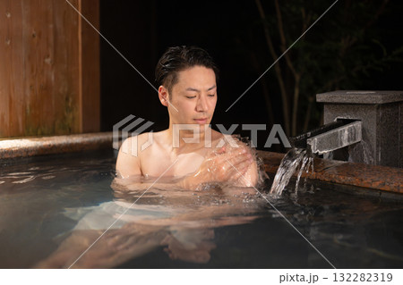温泉に入る男性 132282319