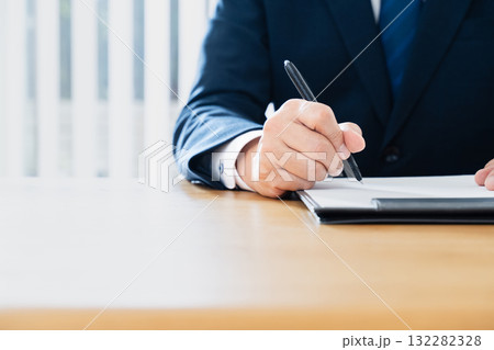 書類にサインするビジネスマン 書類にサインするビジネスマン 132282328