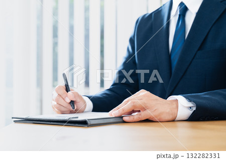 書類にサインするビジネスマン 書類にサインするビジネスマン 132282331