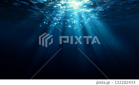 海面から見上げる：生命、神秘、静寂をイメージしたバックグラウンド 132282433